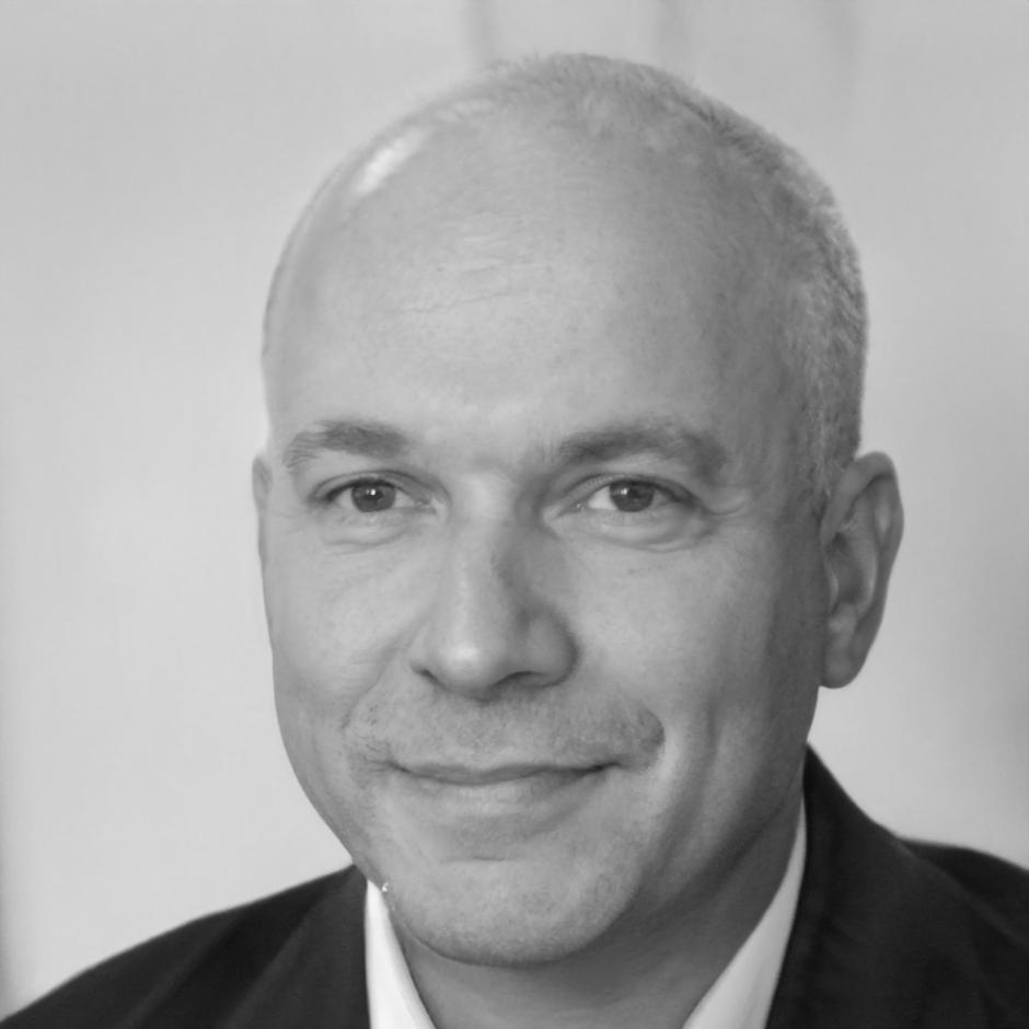 Maarten Hendriksen, founder of Veylona, reviewing investment portfolio data